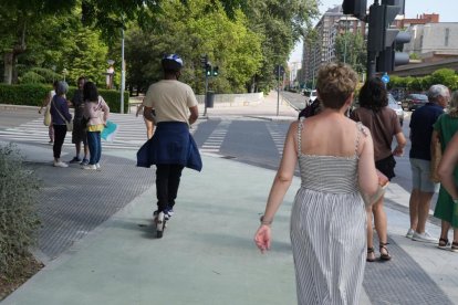 Carril bici en el cruce de Isabel La Católica con el puente de Poniente.
