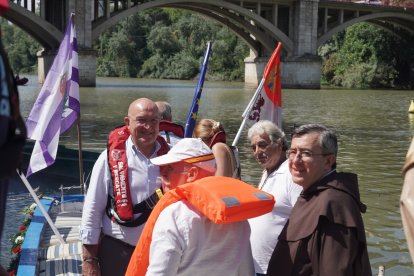 Procesión fluvial de la Virgen del Carmen por el río Pisuerga.