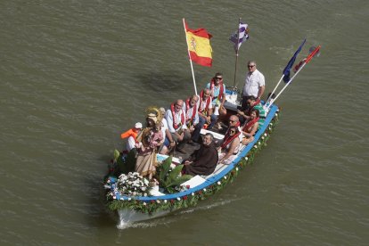 Procesión fluvial de la Virgen del Carmen por el río Pisuerga.