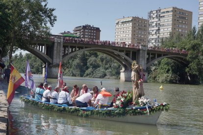 Procesión fluvial de la Virgen del Carmen por el río Pisuerga.