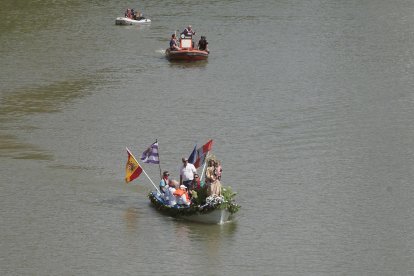 Procesión fluvial de la Virgen del Carmen por el río Pisuerga.