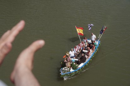 Procesión fluvial de la Virgen del Carmen por el río Pisuerga.