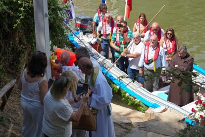 Procesión de la Virgen del Carmen por el río Pisuerga.