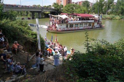 Procesión de la Virgen del Carmen por el río Pisuerga.