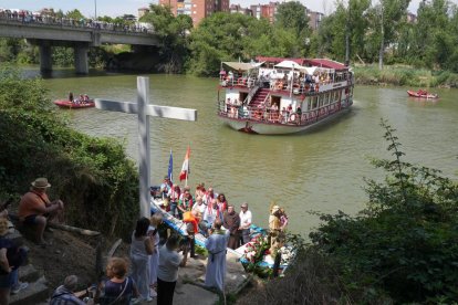 Procesión de la Virgen del Carmen por el río Pisuerga.