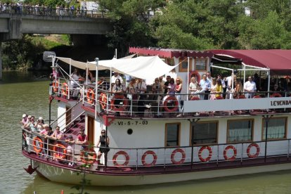 Procesión de la Virgen del Carmen por el río Pisuerga.