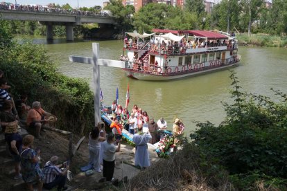 Procesión de la Virgen del Carmen por el río Pisuerga.
