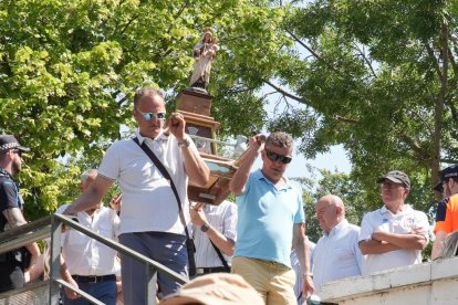 Procesión de la Virgen del Carmen por el río Pisuerga.
