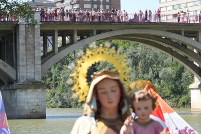 Procesión de la Virgen del Carmen por el río Pisuerga.