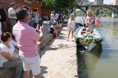 Procesión de la Virgen del Carmen por el río Pisuerga.