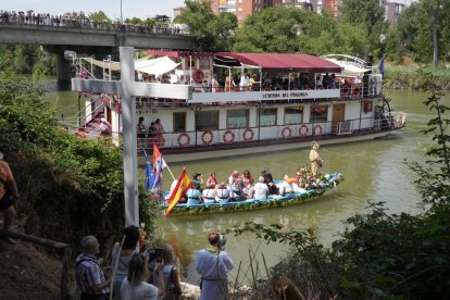Procesión de la Virgen del Carmen por el río Pisuerga.