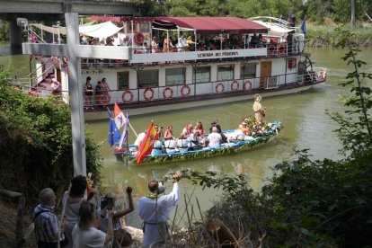 Procesión de la Virgen del Carmen por el río Pisuerga.