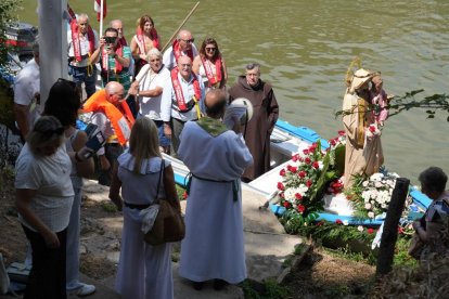 Procesión de la Virgen del Carmen por el río Pisuerga.