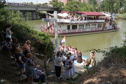 Procesión de la Virgen del Carmen por el río Pisuerga.