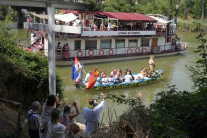 Procesión de la Virgen del Carmen por el río Pisuerga.