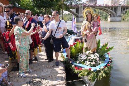 Procesión de la Virgen del Carmen por el río Pisuerga.