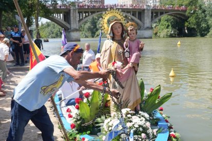 Procesión de la Virgen del Carmen por el río Pisuerga.