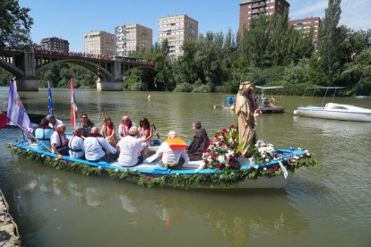Procesión de la Virgen del Carmen por el río Pisuerga.