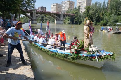 Procesión de la Virgen del Carmen por el río Pisuerga.