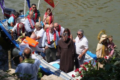 Procesión de la Virgen del Carmen por el río Pisuerga.