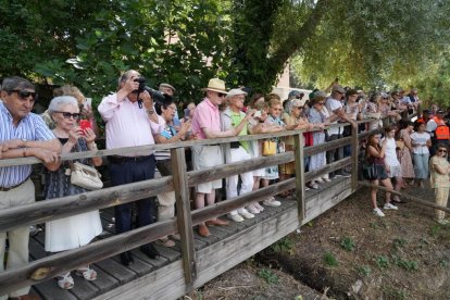 Procesión de la Virgen del Carmen por el río Pisuerga.