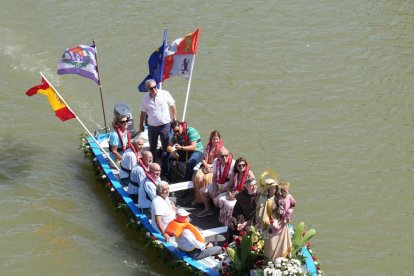 Procesión de la Virgen del Carmen por el río Pisuerga.