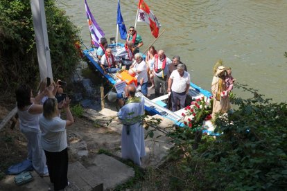 Procesión de la Virgen del Carmen por el río Pisuerga.