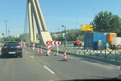 Carril cortado por obras en el Puente de la Hispanidad.