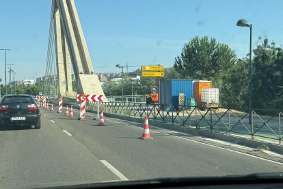 Carril cortado por obras en el Puente de la Hispanidad.