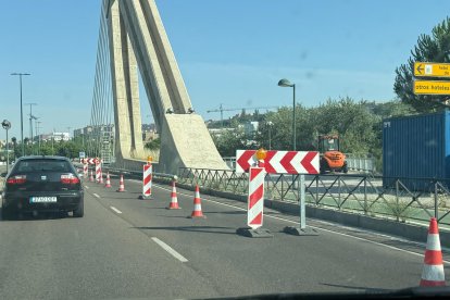 Carril cortado por obras en el Puente de la Hispanidad.