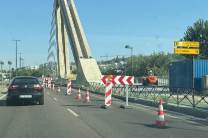 Carril cortado por obras en el Puente de la Hispanidad.