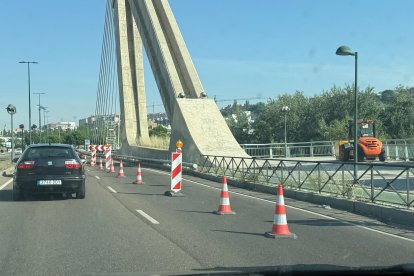 Carril cortado por obras en el Puente de la Hispanidad.