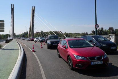 Carril cortado por obras en el Puente de la Hispanidad.