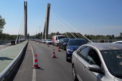 Carril cortado por obras en el Puente de la Hispanidad.