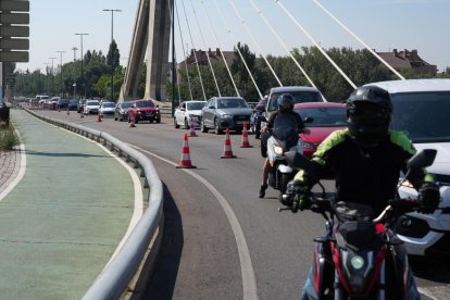 Carril cortado por obras en el Puente de la Hispanidad.