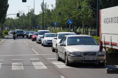 Carril cortado por obras en el Puente de la Hispanidad.