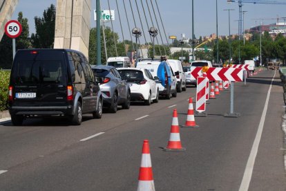 Carril cortado por obras en el Puente de la Hispanidad.