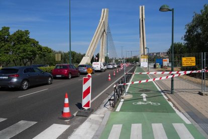 Carril cortado por obras en el Puente de la Hispanidad.