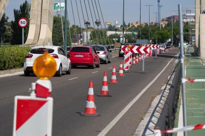 Carril cortado por obras en el Puente de la Hispanidad.