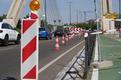 Carril cortado por obras en el Puente de la Hispanidad.