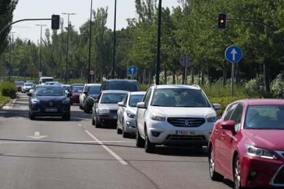 Carril cortado por obras en el Puente de la Hispanidad.