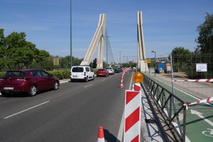 Carril cortado por obras en el Puente de la Hispanidad.