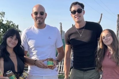 Aitana y Plex visitan la empresa Miel setentaynueve en Tiedra