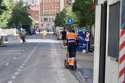 Operarios trabajando en la calle Gamazo.