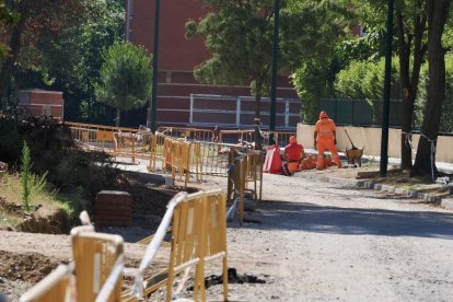 Dos operarios en la calle Antonio Royo Villanova.
