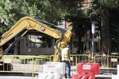 Un operario junto a una excavadora en la calle Miguel Ángel Blanco.