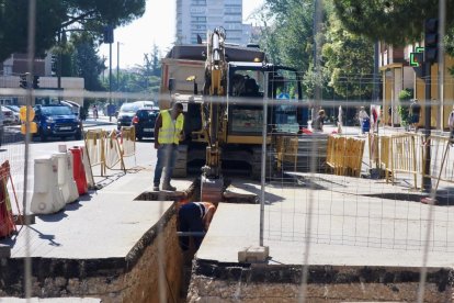 Un operario revisa una grieta en la calle Miguel Ángel Blanco.