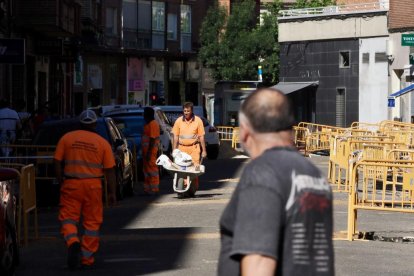 Operarios en la calle Portillo del Prado.