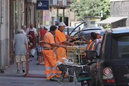 Operarios y peatones en la calle Portillo del Prado.