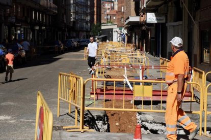 Operarios y peatones en la calle Portillo del Prado.